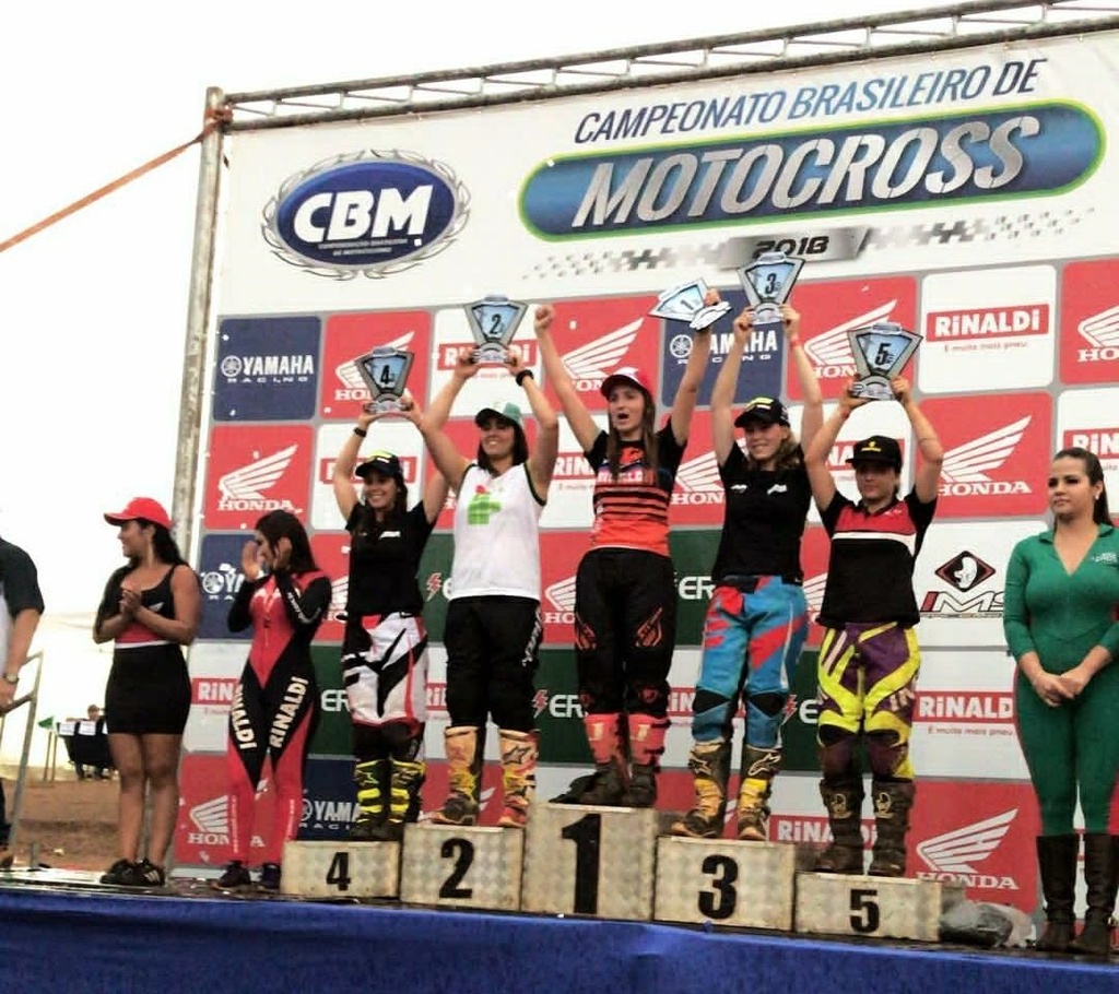Mesmo com queda, Larissa alcança o 2º lugar no pódio e mantém vice-liderança.