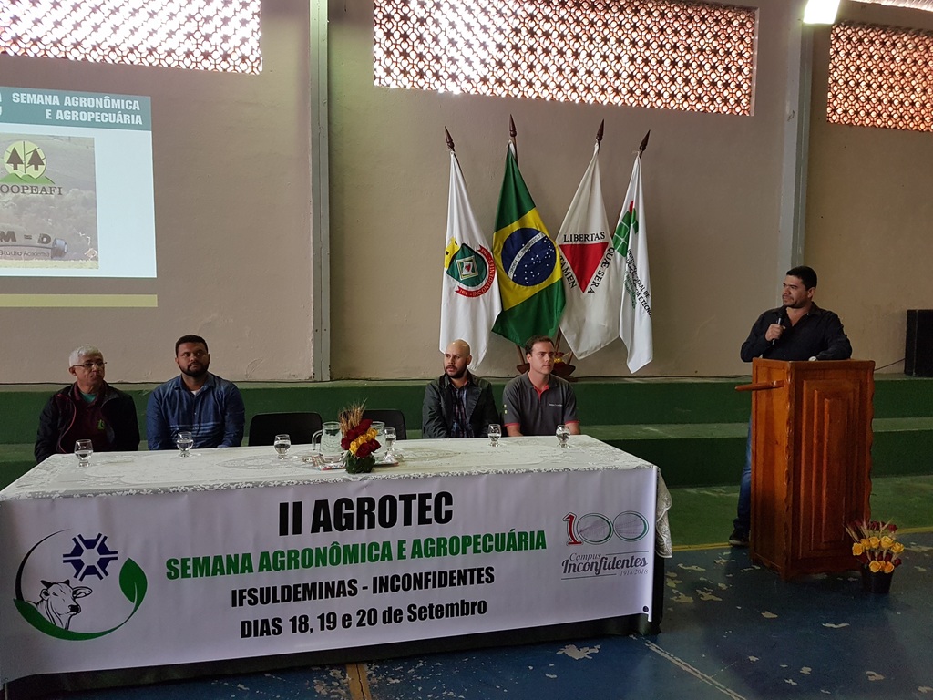 Diretor-Geral, professor Luiz Flávio Reis Fernandes discursa durante cerimônia de abertura.