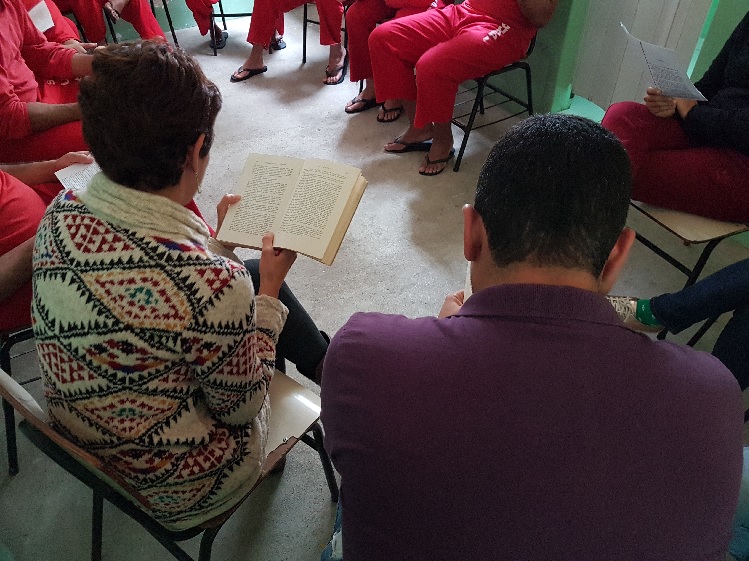 Professores do Campus Inconfidentes apresentam clássicos da Literatura para recuperandos do Presídio de Ouro Fino (MG).