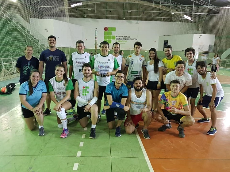 Campeões e vice-campeões de voleibol comemoram final do Interclasse 2018.