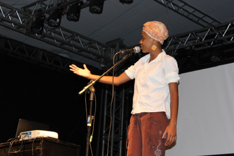 Estudante Gláucia Stefani Santos consagrou-se bicampeã com o poema "Biopoema".