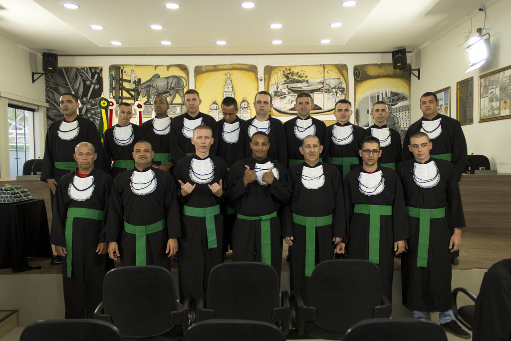 No Plenário da Câmara Municipal de Ouro Fino, detentos comemoram certificação.