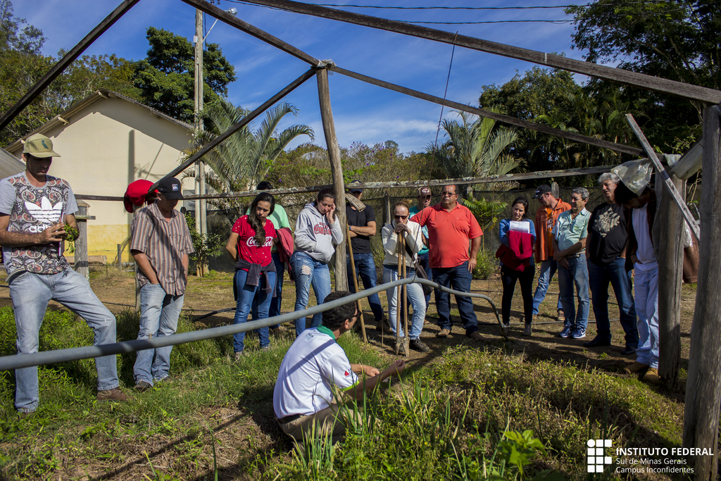Na horta da Fazenda Escola, produtores recebem informações sobre produção orgânica. (Foto: Cesar Neves)