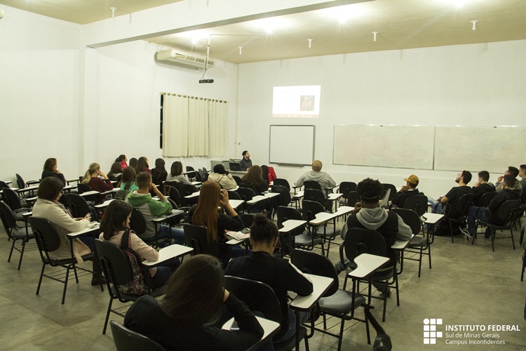 Palestra compara sistema educacional de Brasil e Portugal.