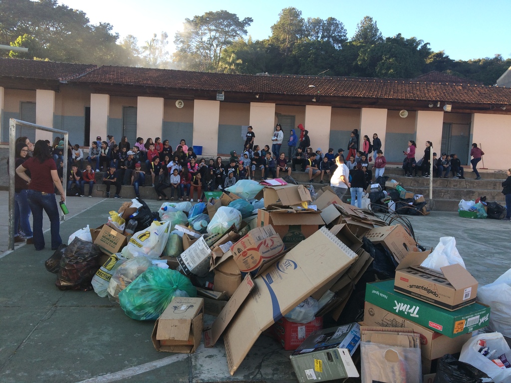 Alunos do Ensino Fundamental da Escola Estadual Juvenal Brandão recolhem materiais recicláveis. (Foto: PIBID - Campus Inconfidentes)
