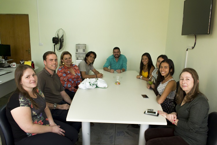 Intercambistas são recebidos pela direção geral no gabinete (Foto: Cesar Neves)