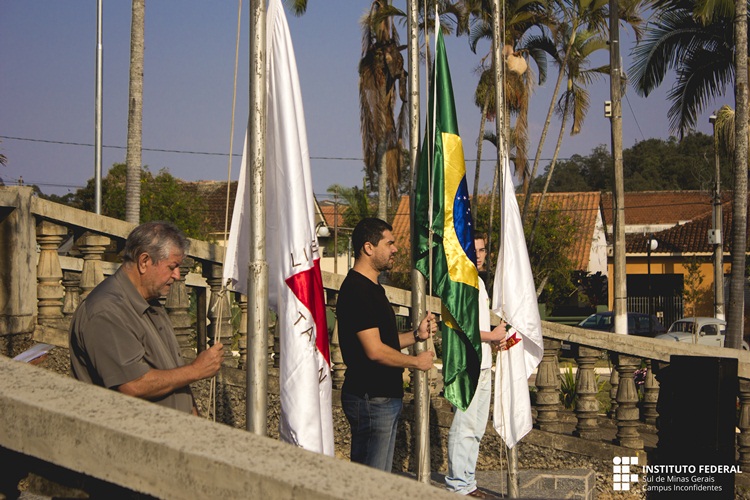 Hasteamento das bandeiras durante execução do Hino Nacional.