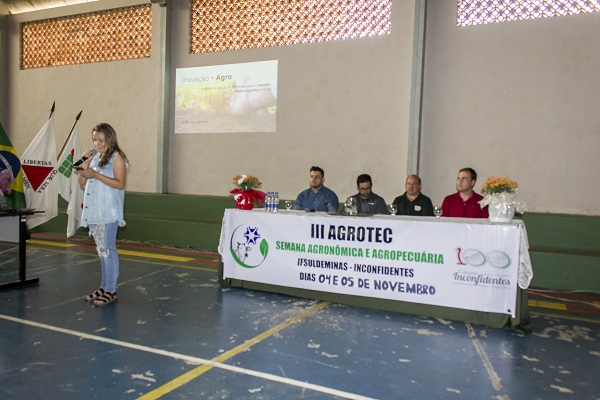 Coordenadores dos cursos e palestrante participam de cerimônia de abertura da Agrotec.
