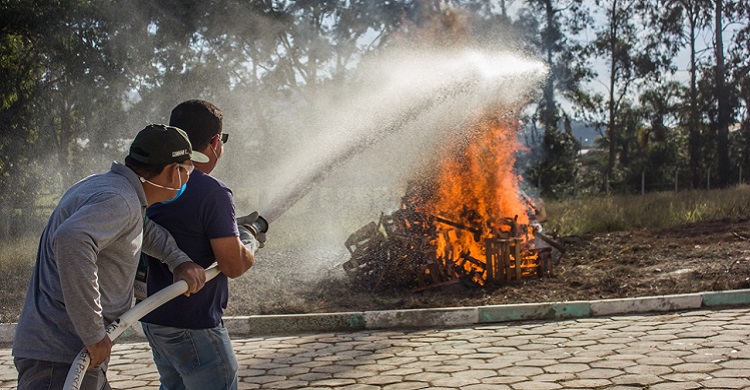 Servidores do campus são treinados para combate a incêndio. (Foto: Cesar Neves)