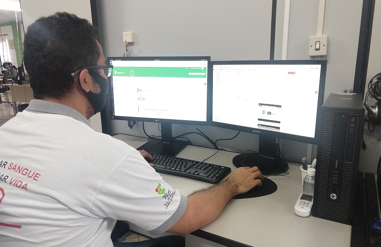 Servidor do campus deposita conteúdo na plataforma digital dos cursos. (Foto: Diego Oliveira)