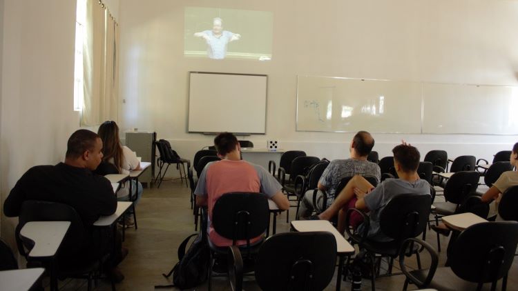 Educadores da região assistem conferência, ao vivo. (Foto: Cesar Neves)