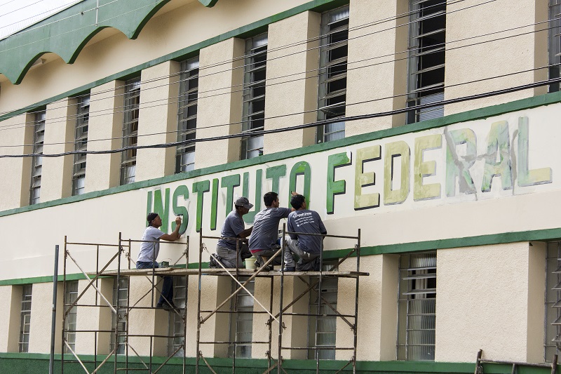 Trabalhadores de empresa contratada fazem reparos na fachada do prédio principal. (Foto: Cesar Neves)