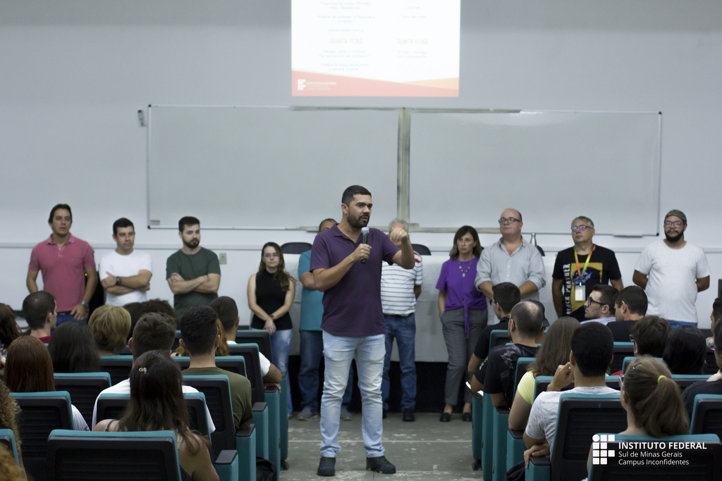 Diretor-geral recebe os novos estudantes de Licenciatura, no auditório do CPA (Foto: Cesar Neves)
