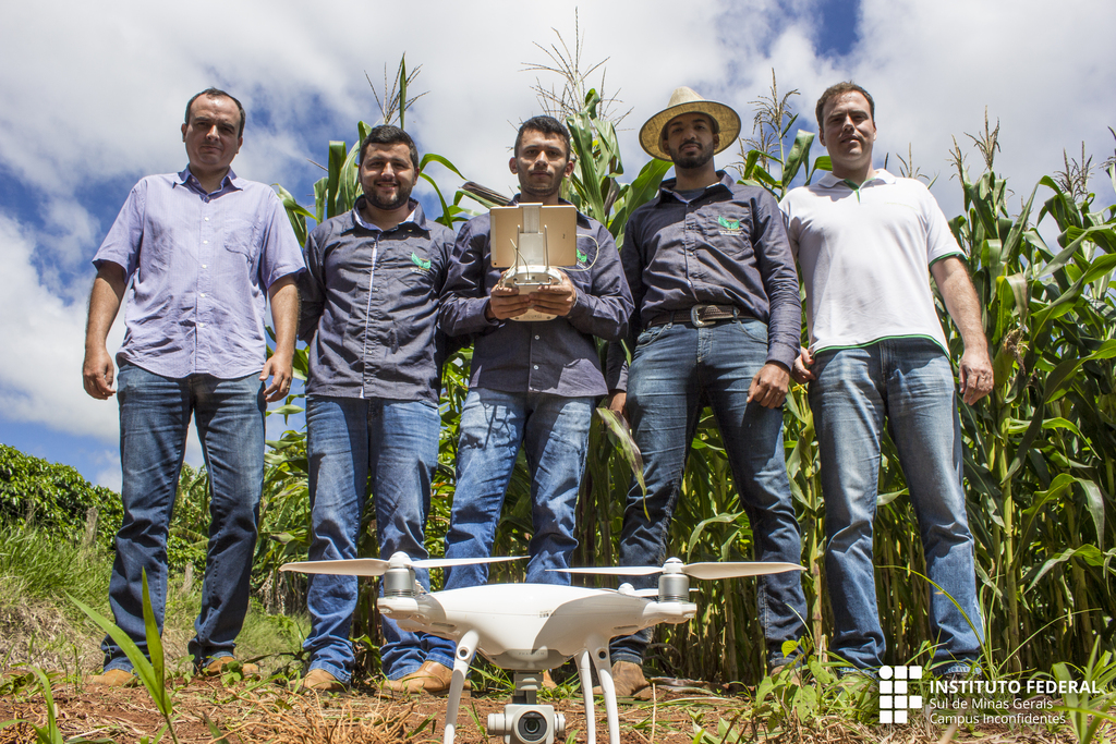 Professores e alunos usam Drone para desenvolver pesquisa em lavouras. (Foto: Valmei Bueno)