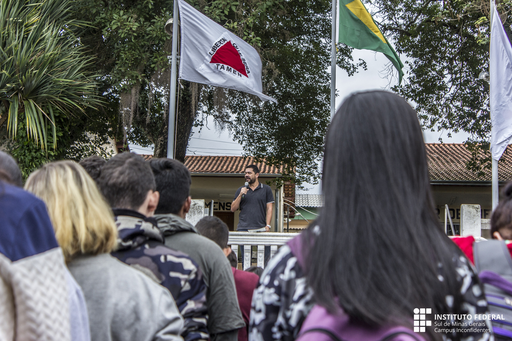 Diretor-geral, professor Luiz Flávio Reis Fernandes, discursa para alunos e servidores durante comemorações. (Foto: Cesar Neves)