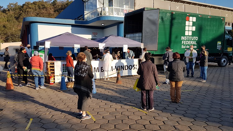 Feirantes e população de Ouro Fino organizam fila para receber álcool em gel (Foto: Ascom - IFSULDEMINAS)