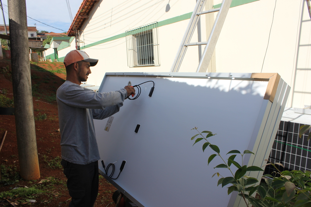 Colaborador começa os trabalhos de instalação das placas no prédio da Agrimensura. (Foto: Robson Teles)