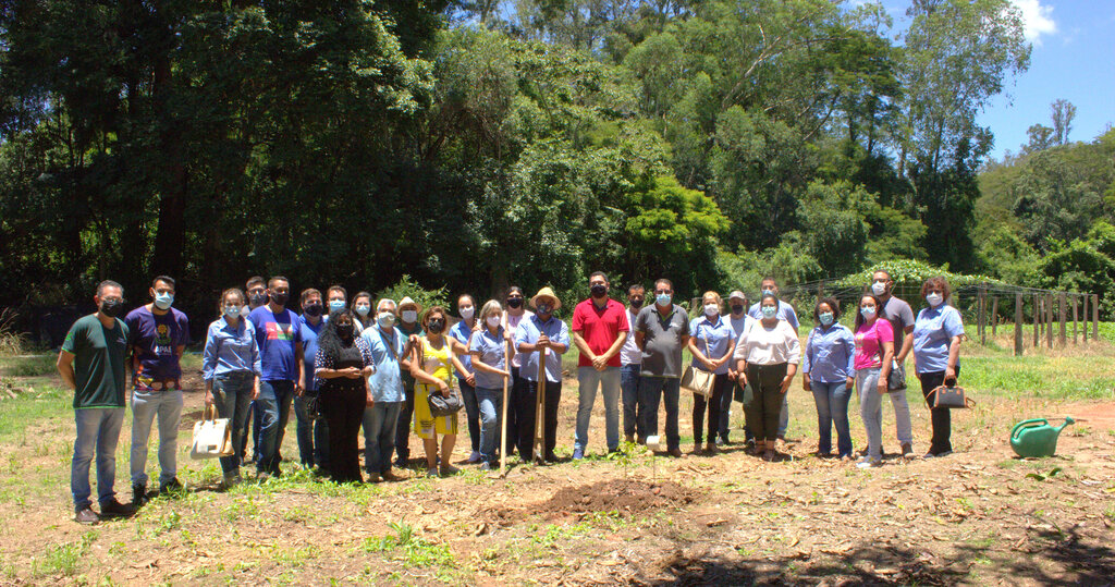 Representantes das APAES e servidores do IFSULDEMINAS plantam Ipê, árvore símbolo do projeto.