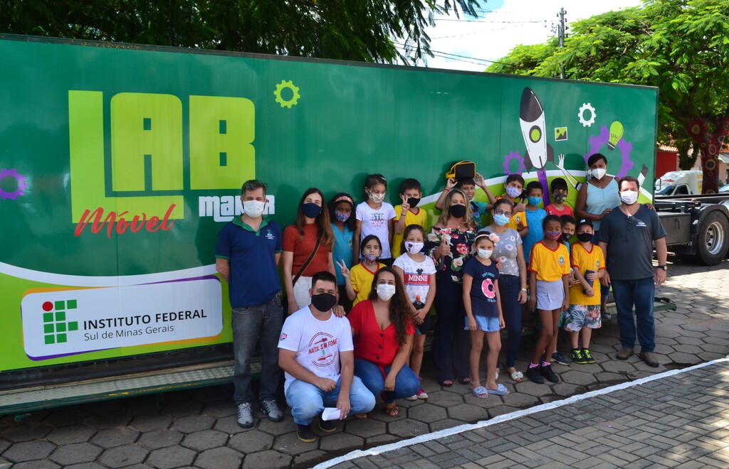 Estudantes da rede pública municipal frequentam laboratório móvel de robótica, estacionado na Praça Tiradentes.