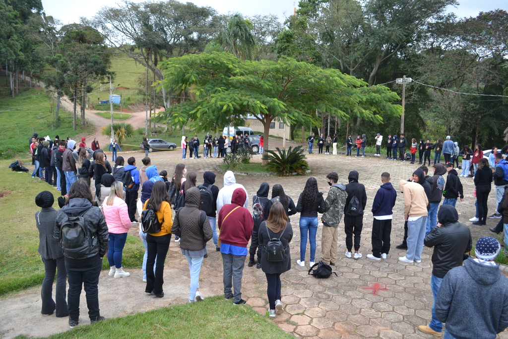 Estudantes da região participam de dinâmica no pátio do Centro de Procedimentos Ambientais. (Foto: Robson Teles)