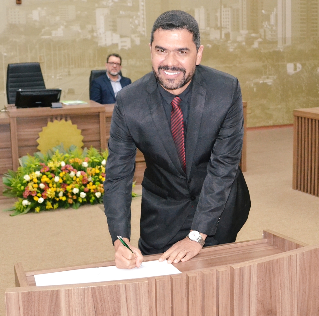 Professor Luiz Flávio Reis Fernandes assina Termo de Posse, durante sessão, na Câmara Municipal de Pouso Alegre (Foto: Ascom)