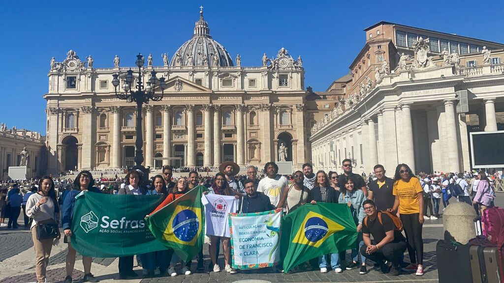 Jovens se encontram em Roma, antes de participarem de evento com o Papa Francisco, em Assis (Itália).