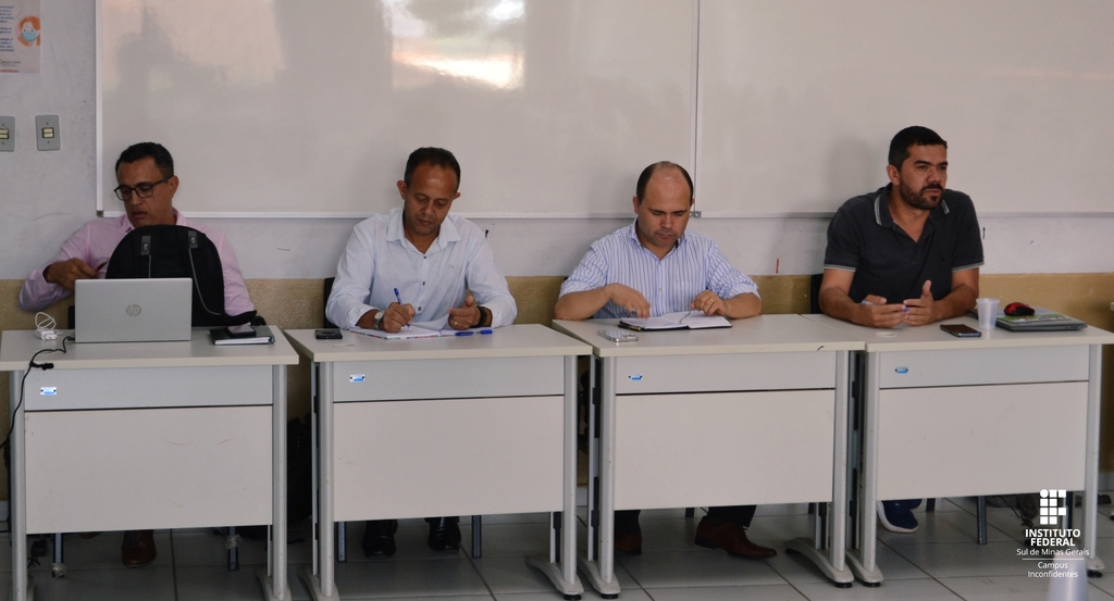(Da direita para a esquerda): Diretor do campus, professor Luiz Flávio Reis Fernades; e Reitor do IFSULDEMINAS, professor Cleber Barbosa, coordenam a reunião. (Foto: Ascom)