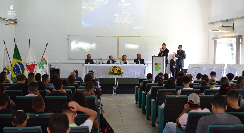 Comunidade participa de Sessão Solene do aniversário do campus, no Auditório do CPA da Fazenda-Escola. (Foto: Ascom)