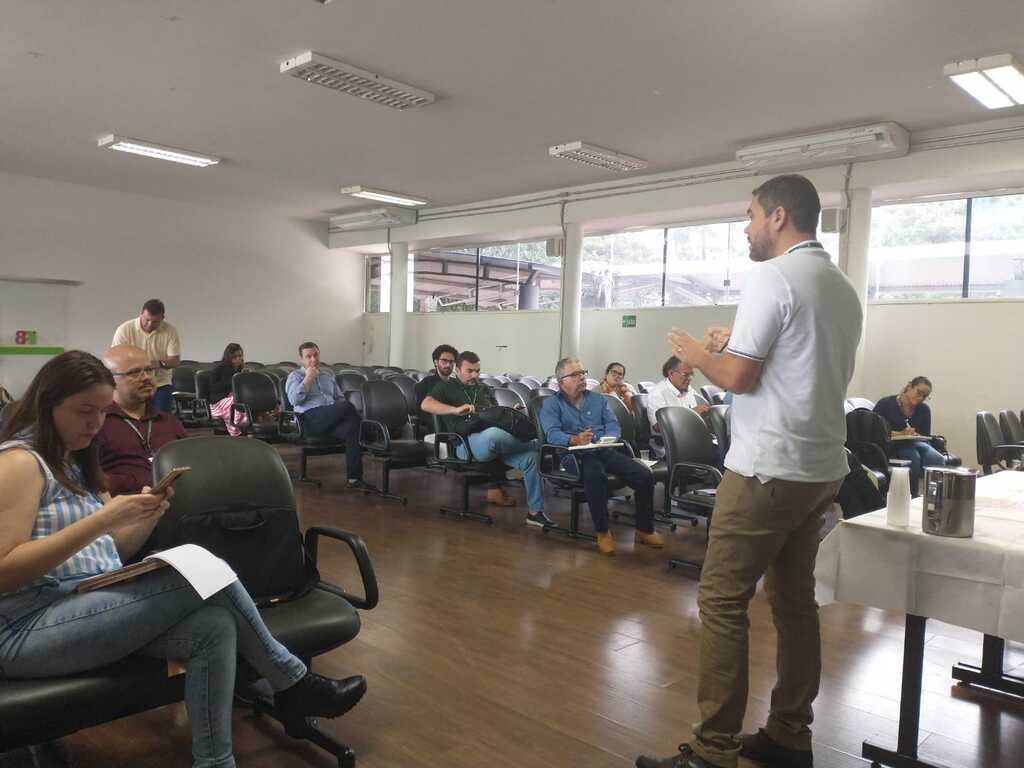 Professor Luiz Flávio Reis Fernandes apresenta experiências exitosas do campus (Foto: Divulgação)