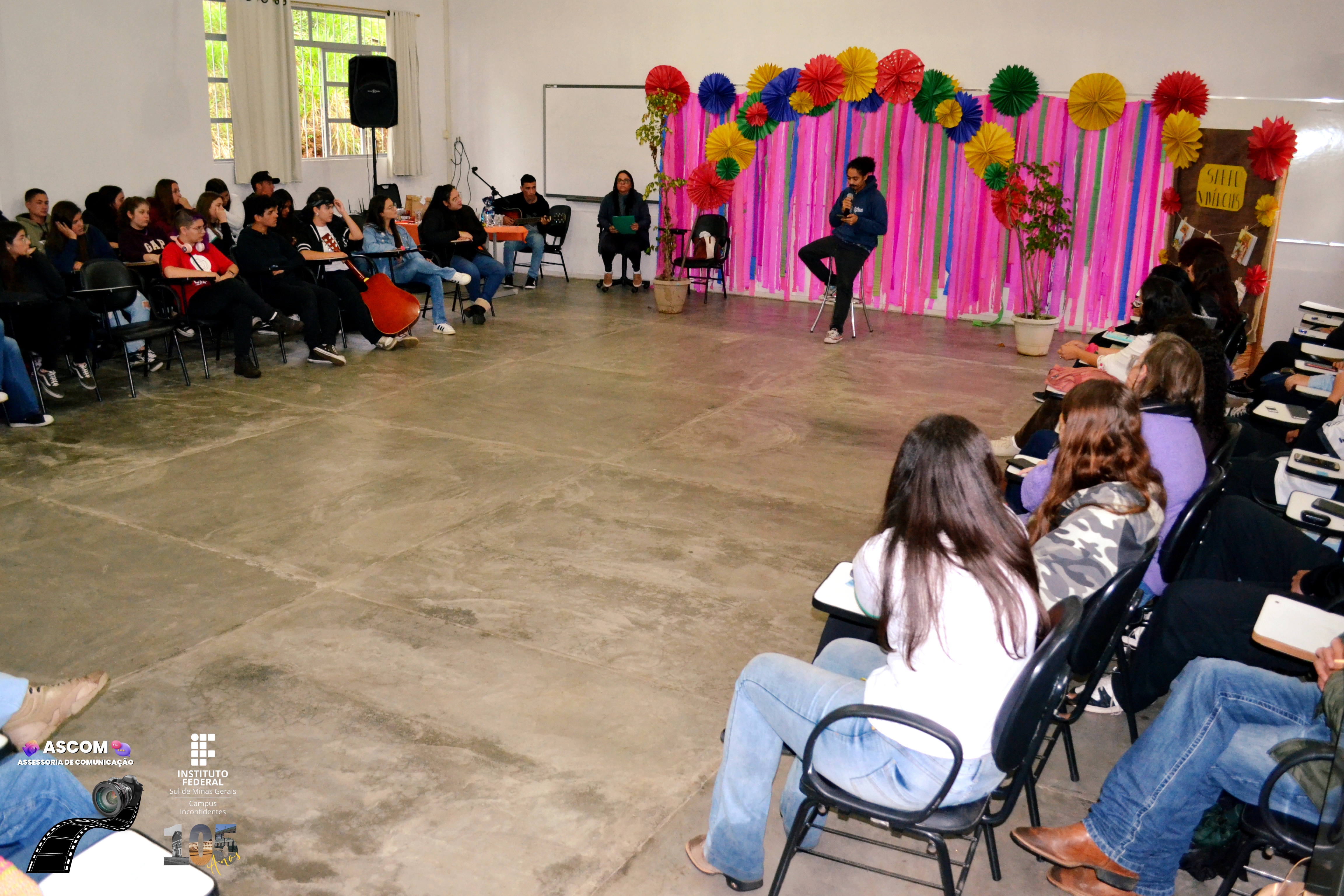 Estudantes e servidores apresentam poesias e canções, no auditório da Fazenda-Escola (Foto: Ascom)