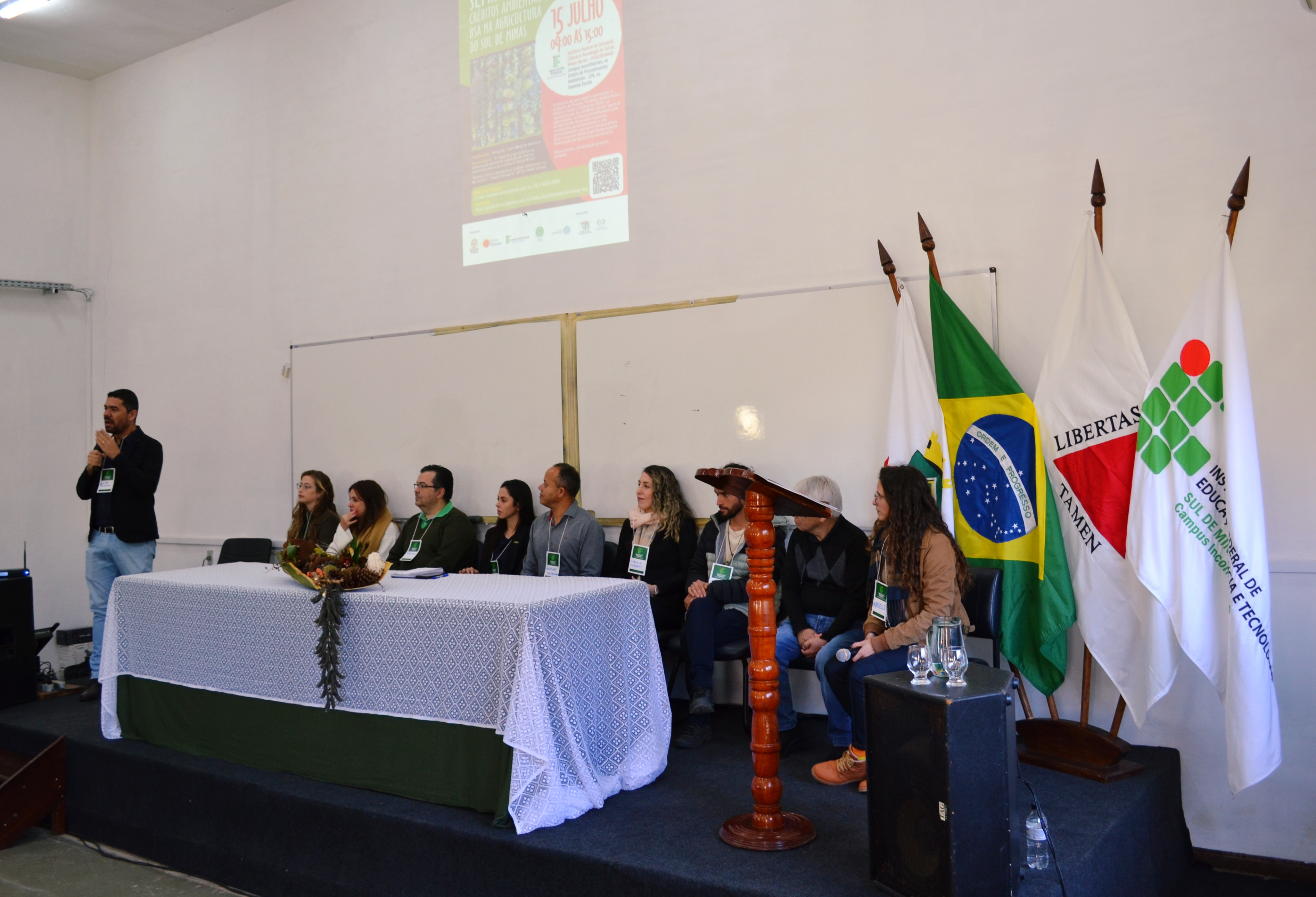 Diretor-geral, professor Luiz Flávio Reis Fernandes, recepciona participantes do Seminário (Foto: Ascom)