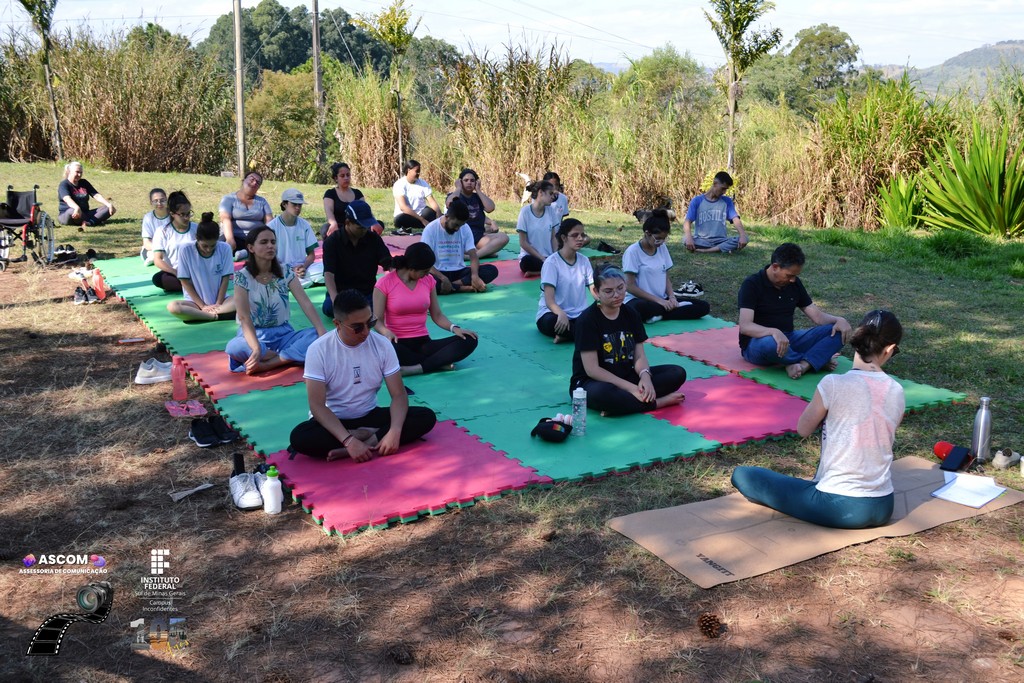 Estudantes participam de aula de Yoga, na Casa de Madeira, localizada na Fazenda-Escola (Foto: Ascom)