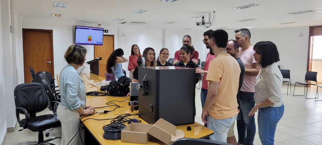 Representantes da Empresa incubada na INCETEC fazem apresentação de impressora 3D, na Reitoria. (Foto: Divulgação)