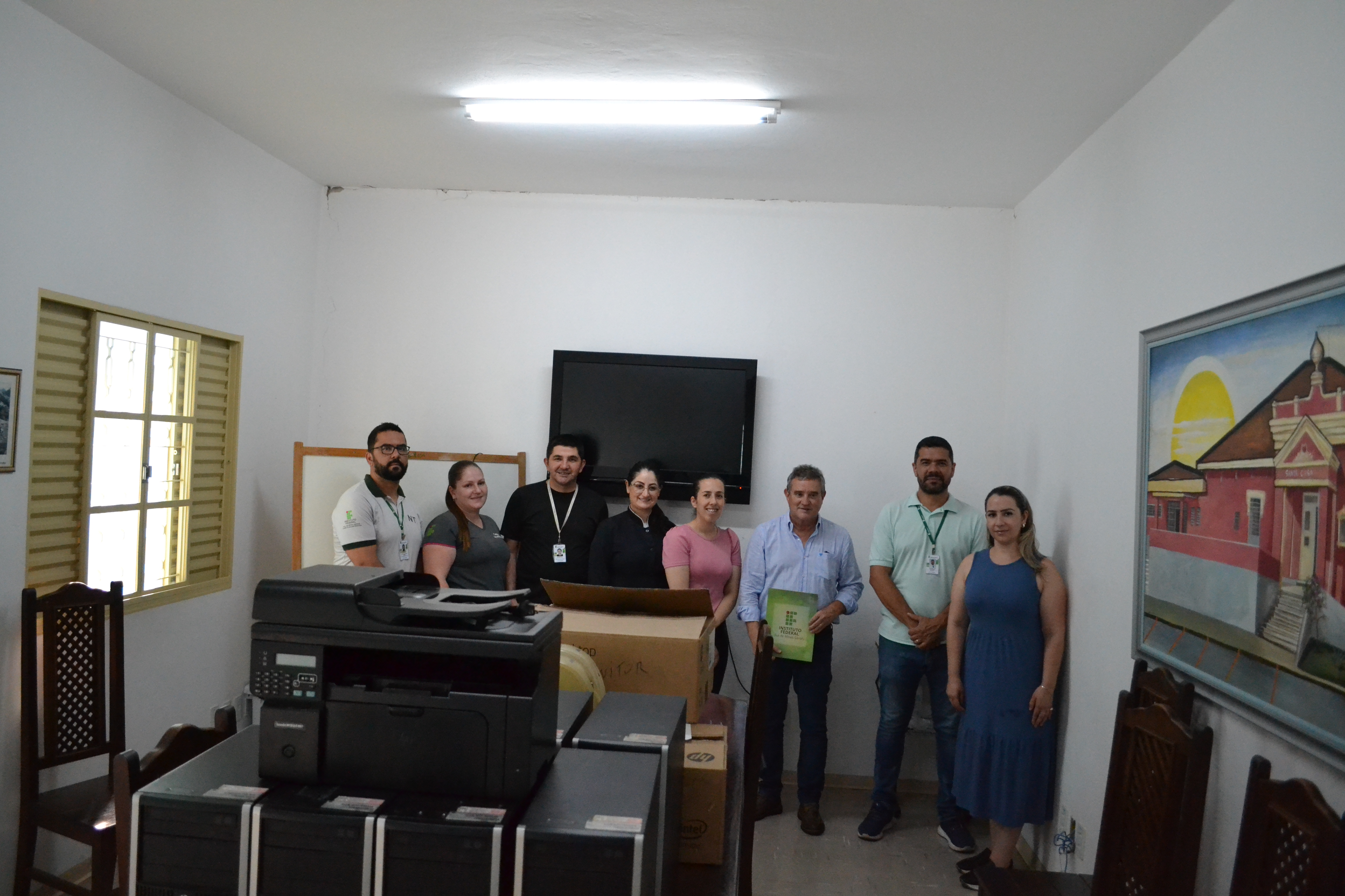 Servidores do IFSULDEMINAS fazem entrega de doação de computadores para representantes do Hospital de Ouro Fino (MG) - (Foto: Ascom)