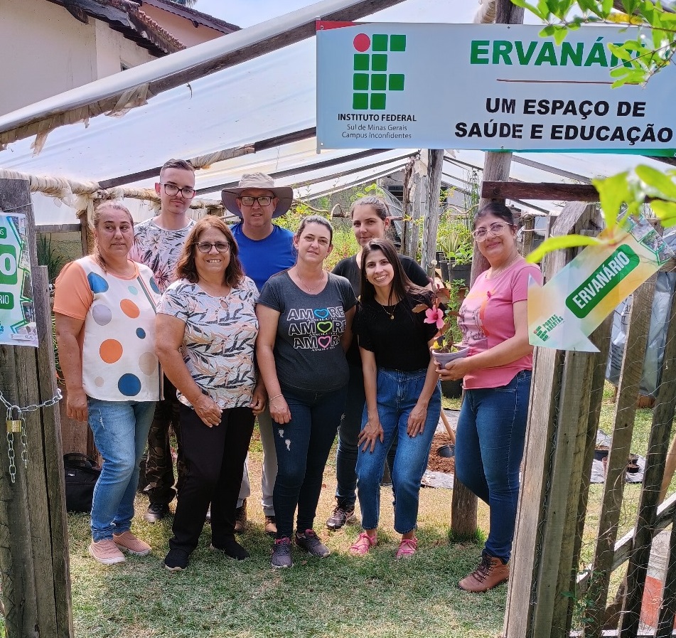 Participantes do Curso sobre Plantas Medicinais visitam Ervanário do campus. (Foto: Divulgação)