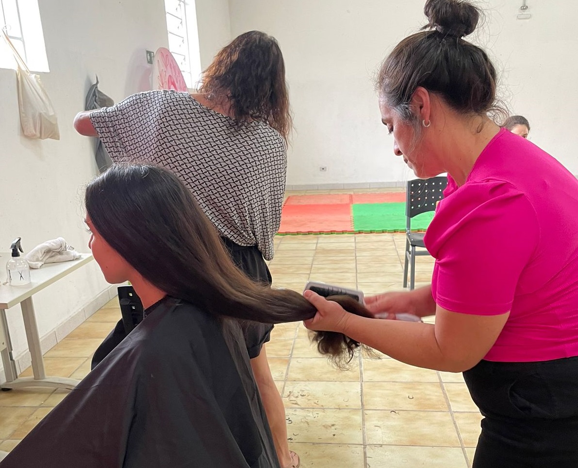 Estudantes fazem doação de cabelos para Casa São Rafael, de Pouso Alegre (Foto: Divulgação)