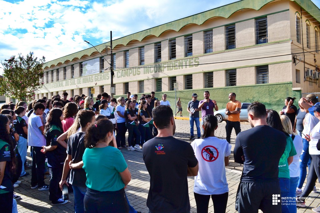 Estudantes e servidores se encontram em frente ao prédio principal do campus para início da ação. (Foto: Ascom)