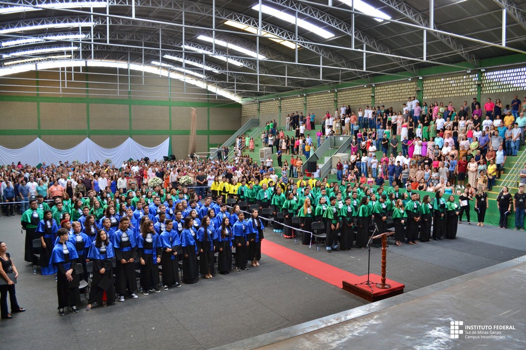Estudantes, servidores, famílias e comunidade se reúnem no Poliesportivo Nilo Peçanha para a cerimônia. (Foto: Ascom)