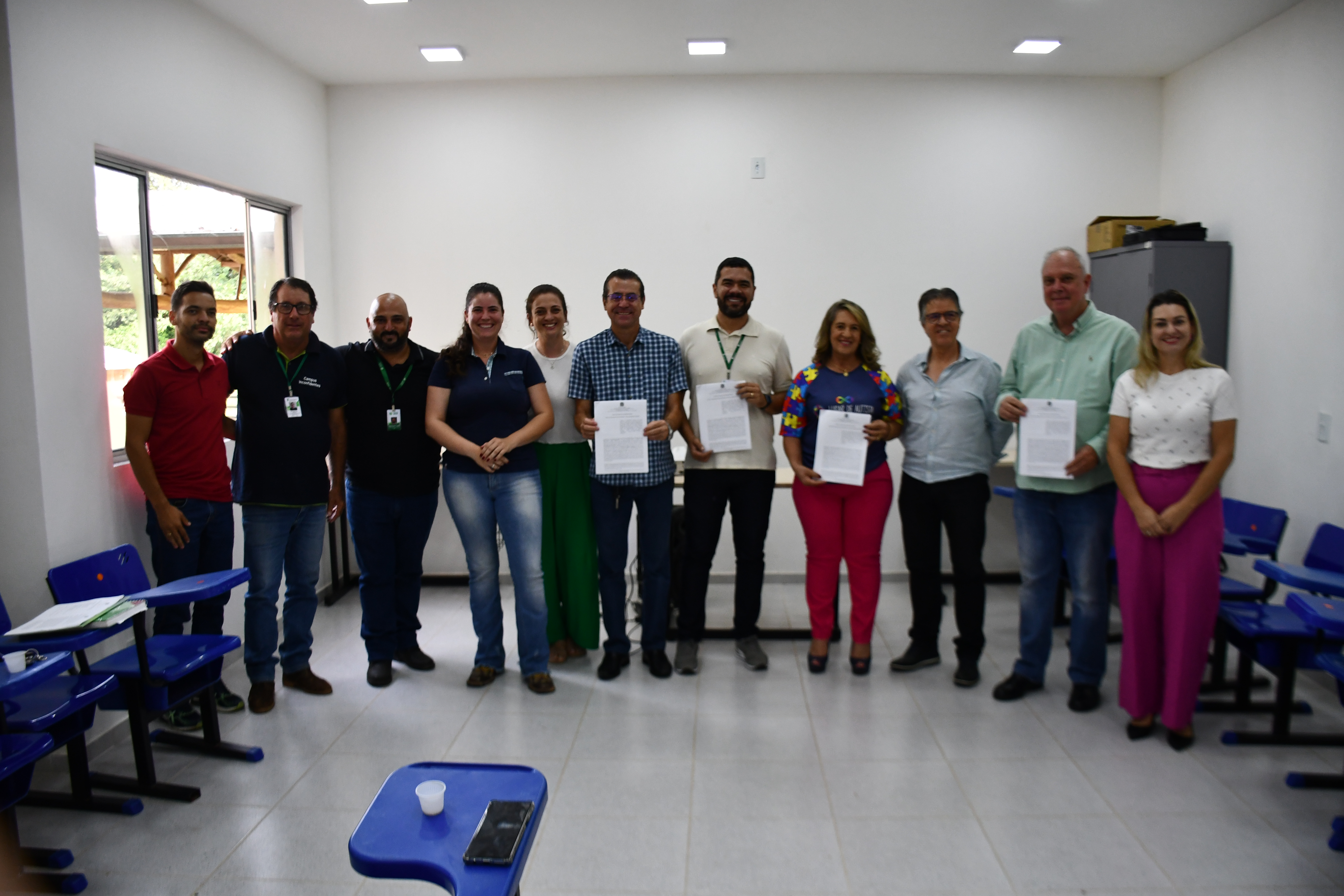 Membros da direção geral e dos municípios assinam Acordo de Cooperação Técnica (Foto: Assessoria de Comunicação Prefeitura de Inconfidentes)