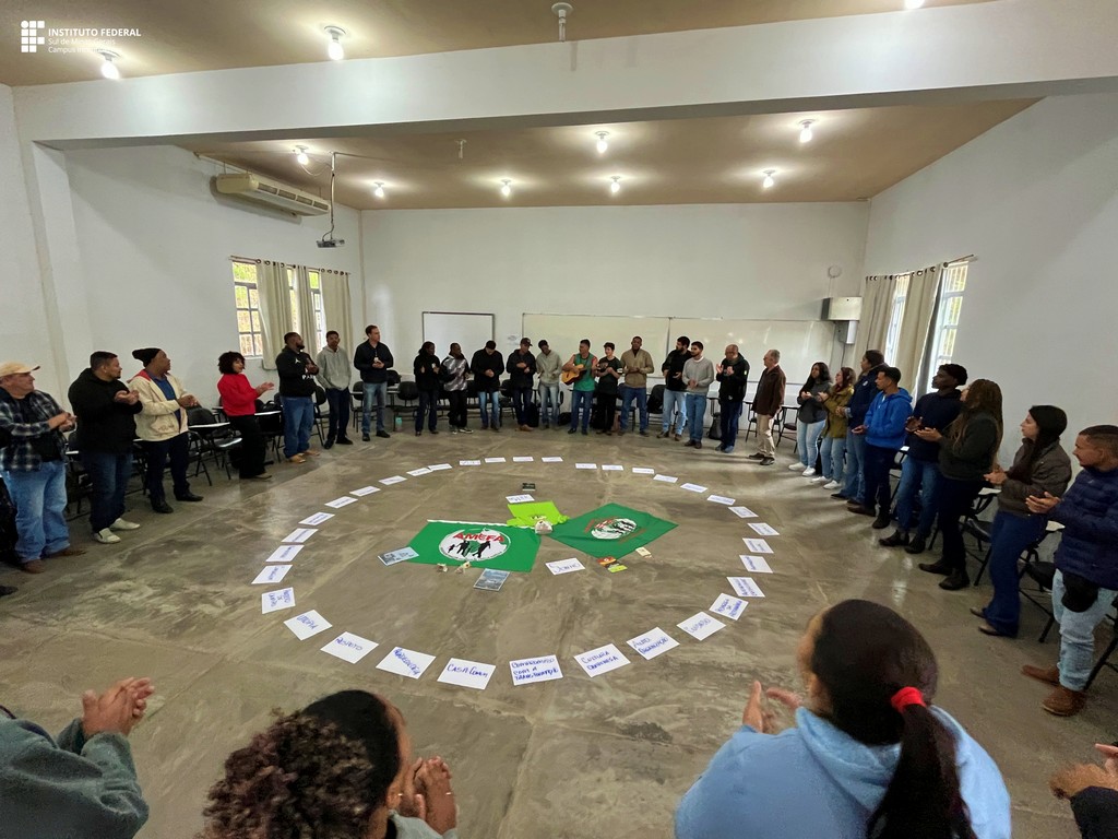 Estudantes do Curso de Licenciatura em Educação do Campo se encontram no auditório da Fazenda-Escola para início das atividades. (Foto: Ascom)