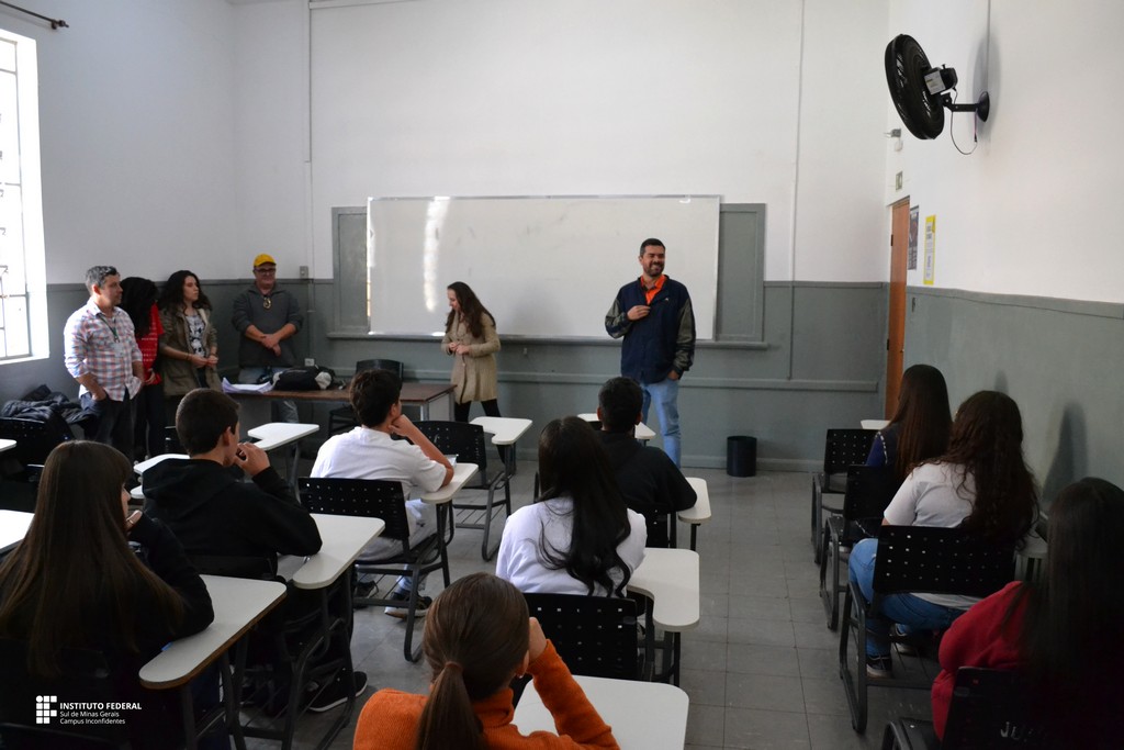 Educadores do Campus Inconfidentes recebem estudantes na sala de aula (Foto: Ascom)