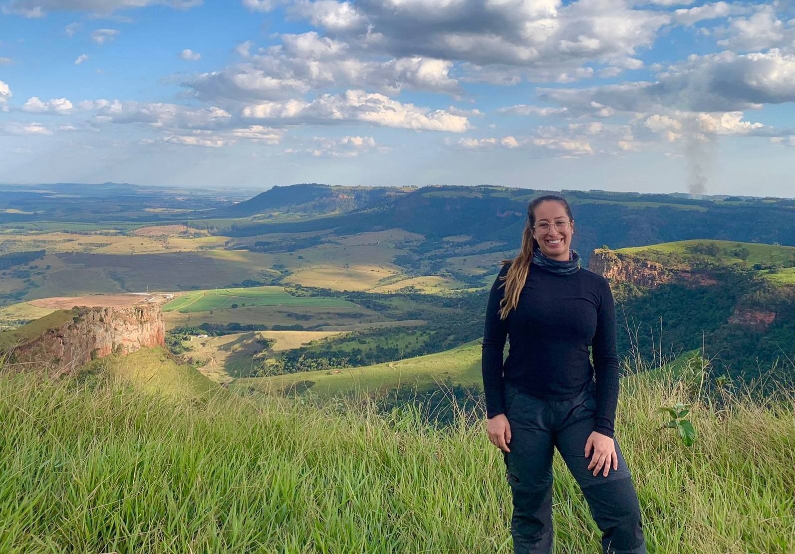 Estudante Ingrid Ellen durante pesquisa de campo no município de Itirapina (SP).