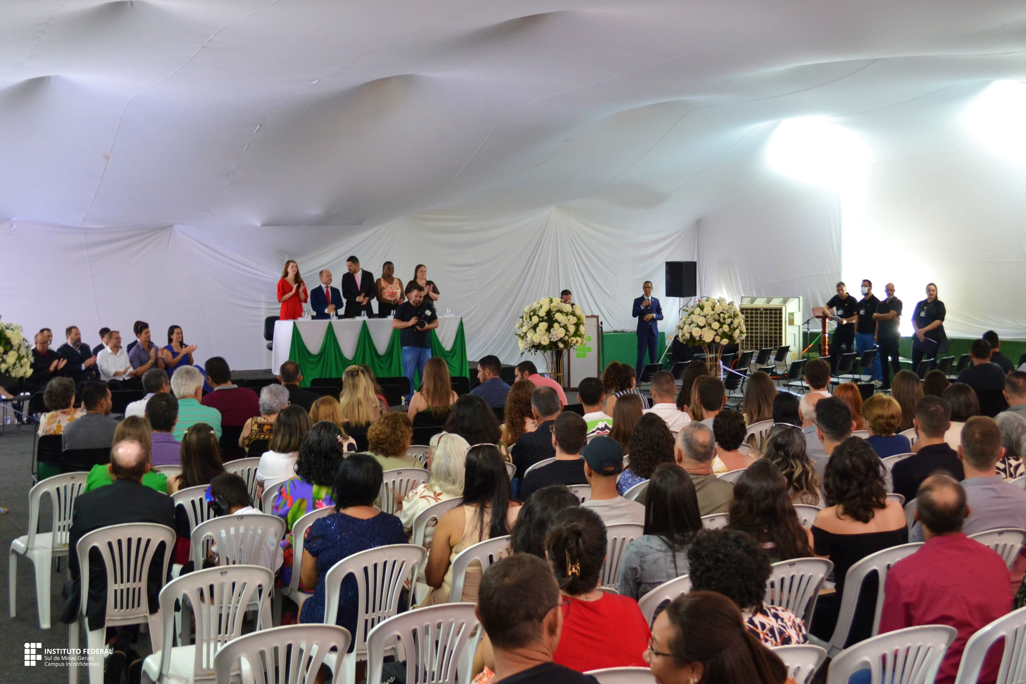 Autoridades, servidores e familiares recebem formandos, durante Sessão Solene de Colação de Grau (Foto: Ascom)