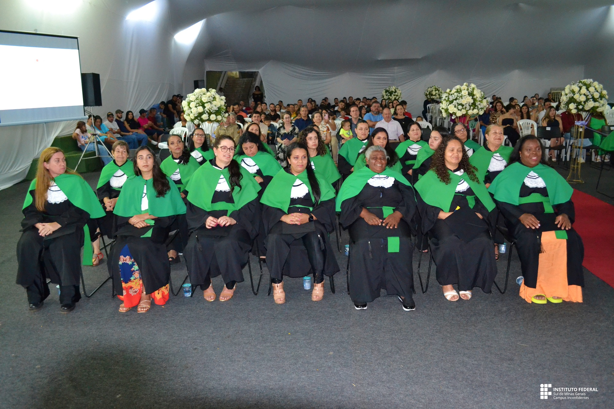 Mulheres concluem cursos de salgadeira, cuidadora de idosos e depiladora, pelo programa "Mulheres Mil". (Foto: Ascom)