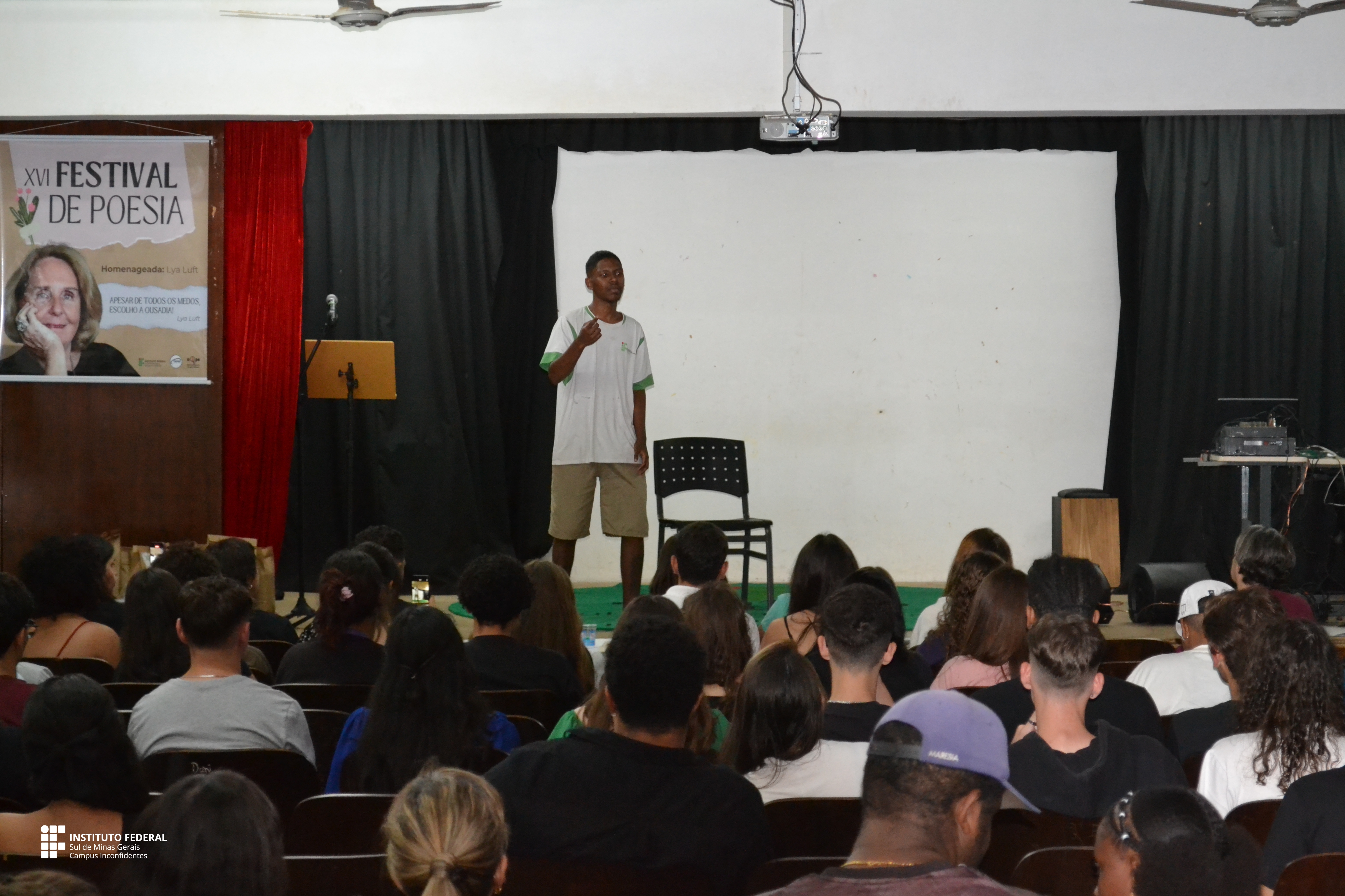 Estudantes do campus apresentam poesias no palco do Salão Social (Foto: ASCOM)