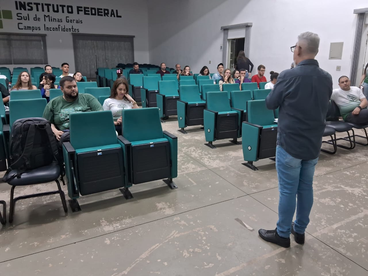 Estudantes de Licenciatura em Ciências Biológicas participam de palestra, no Centro de Procedimentos Ambientais (CPA). (Foto: ASCOM)