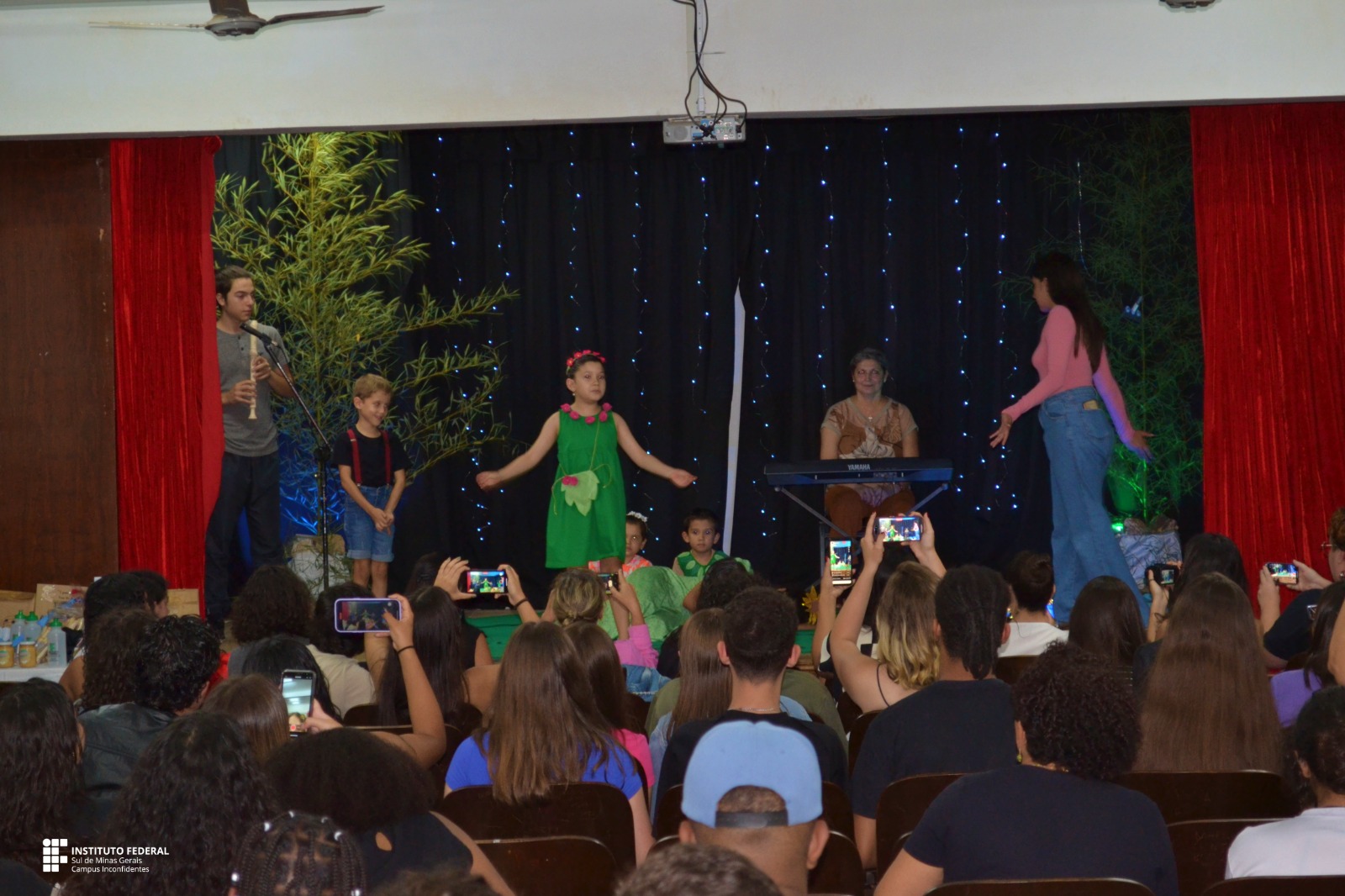 Membros da comunidade emocionam o público com apresentação de poemas (Foto: ASCOM)