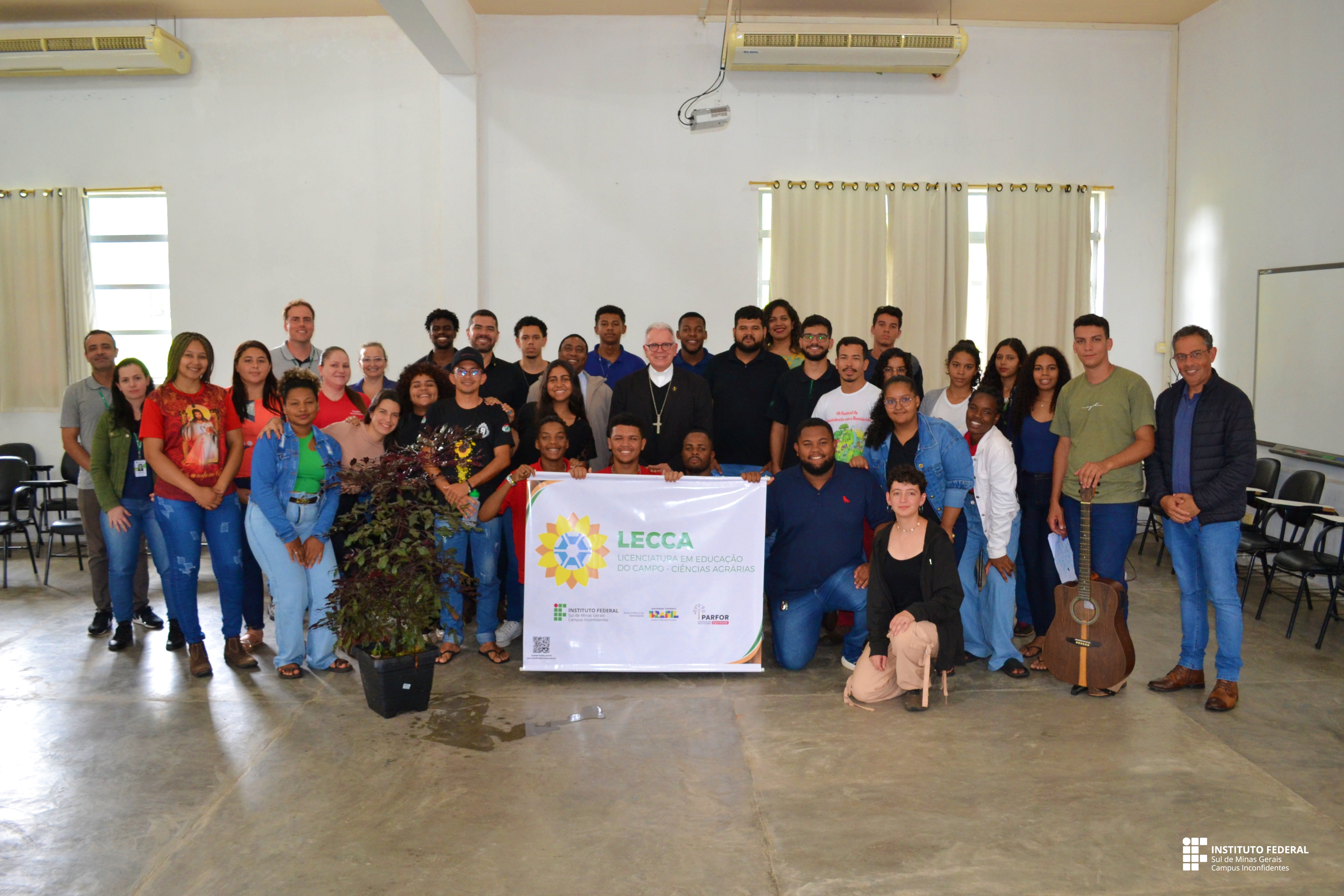 Arcebispo de Pouso Alegre conhece os trabalhos do curso de Licenciatura em Educação do Campo (LECCA). (Foto: Ascom)