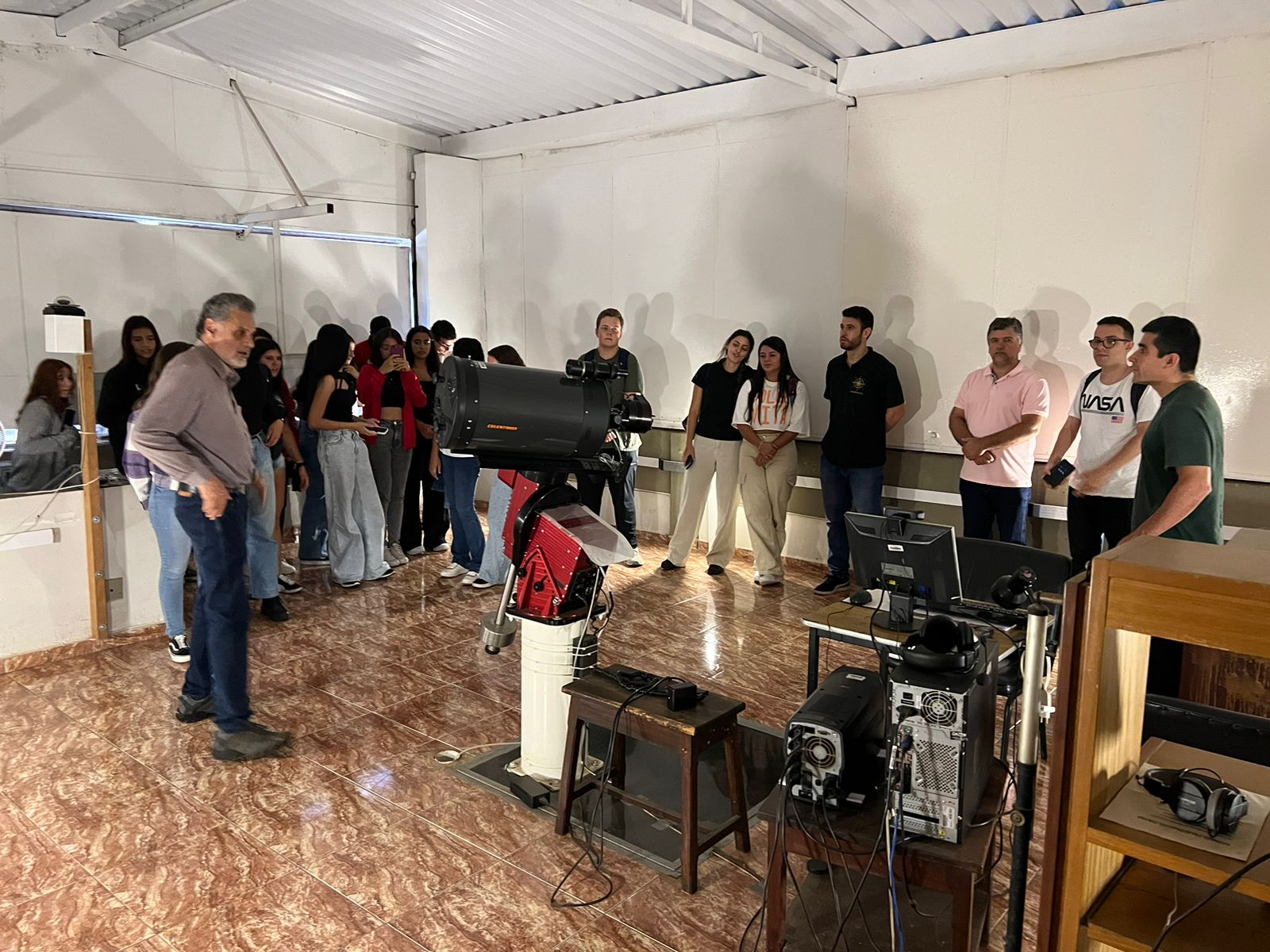 Estudantes recebem orientação sobre origem do universo. (Foto: Divulgação)