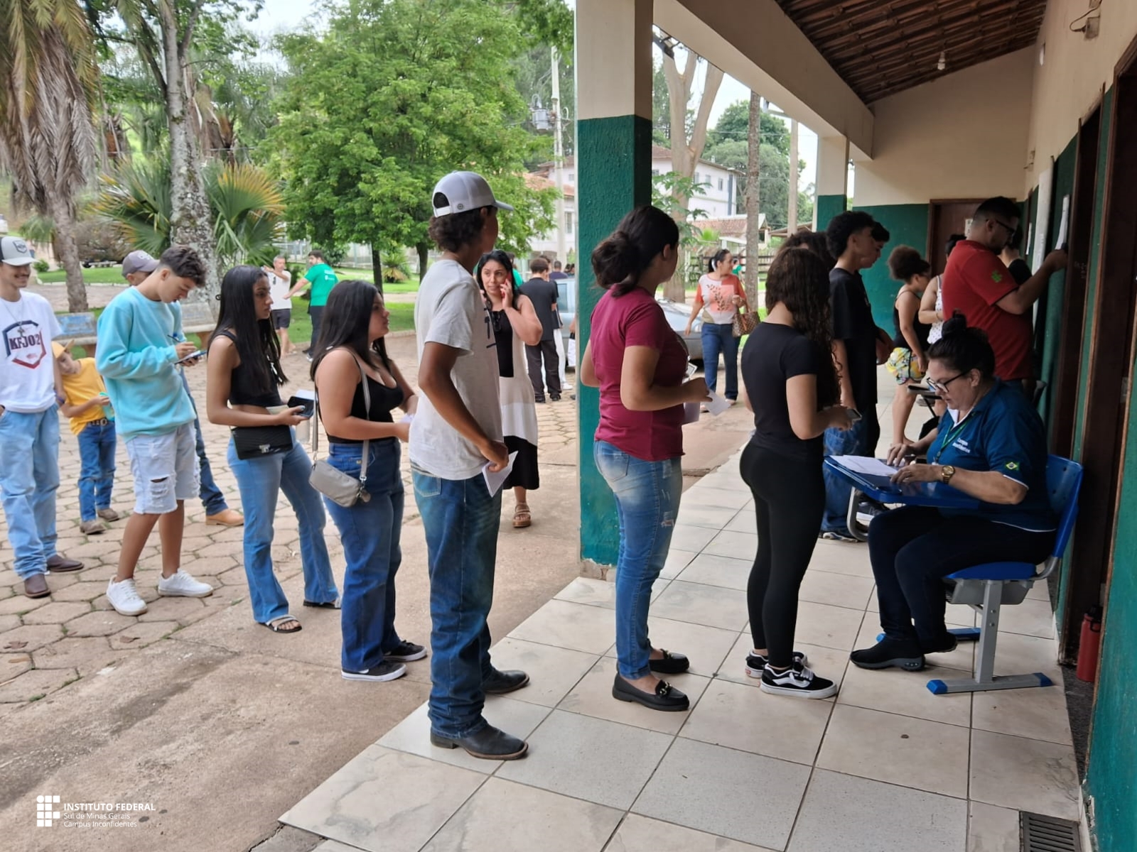 Candidatos fazem fila para entrar em uma das salas de aplicação da prova. (Foto: Ascom)